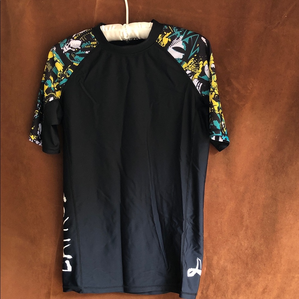 Black Men's Short-Sleeve Rash Guard with Tropical Accent Sleeves